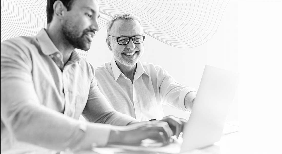 formateur et apprenant devant un ordinateur